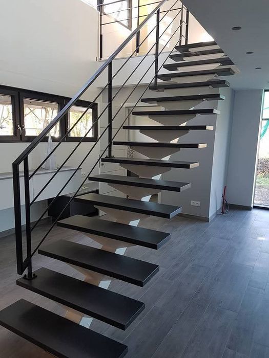 Scări metalice exterioare și interioare