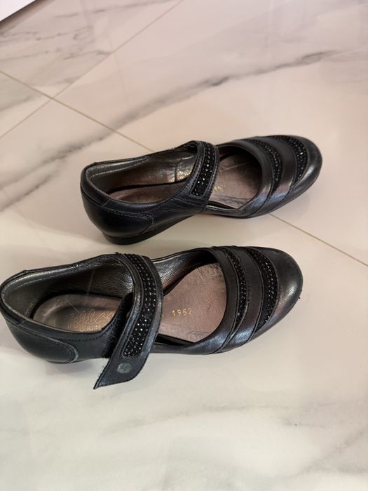 Продам туфельку на девочку , размер 28