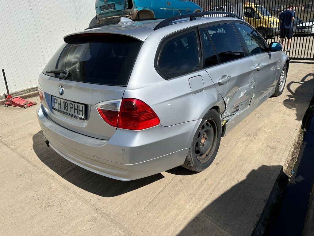 Vând bmw e91 ușor avariat mașina se plasează pe orice distanta