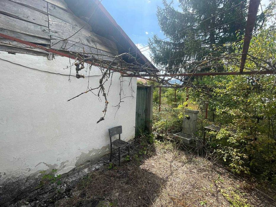 Продава се къща с двор 1 614 кв.м в с. Черни връх, община Смядово