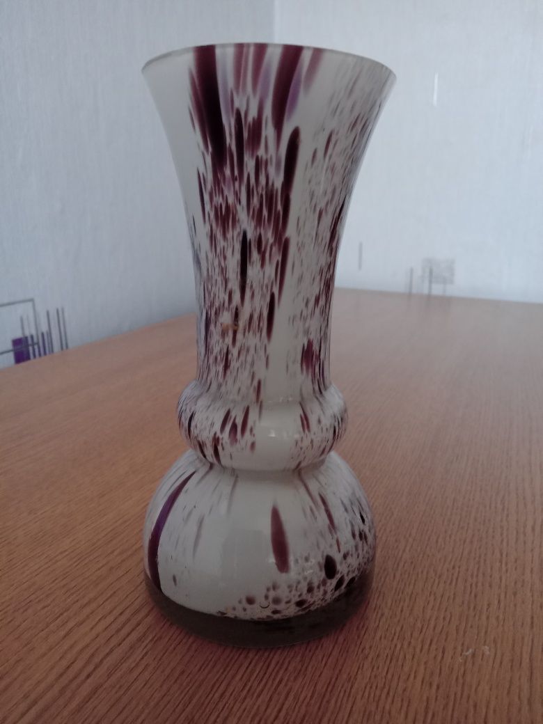 Българска стъклена ваза