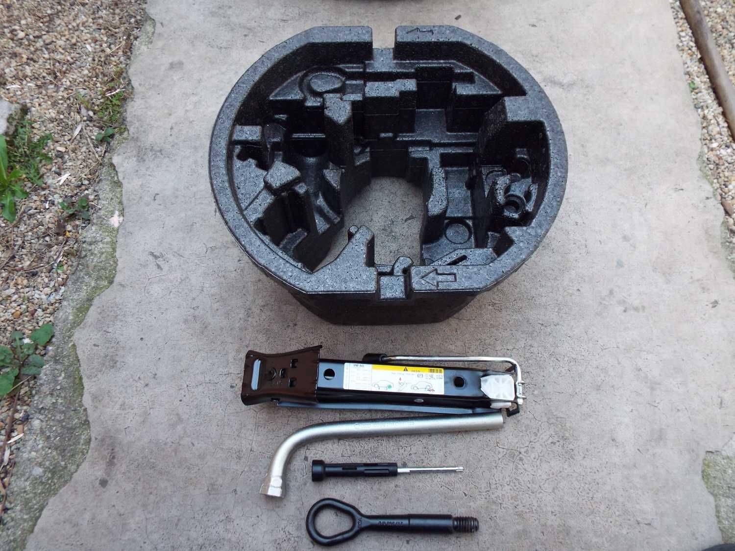 vand trusa cric original volkswagen polo,audi A1,seat ibiza,skoda fabi