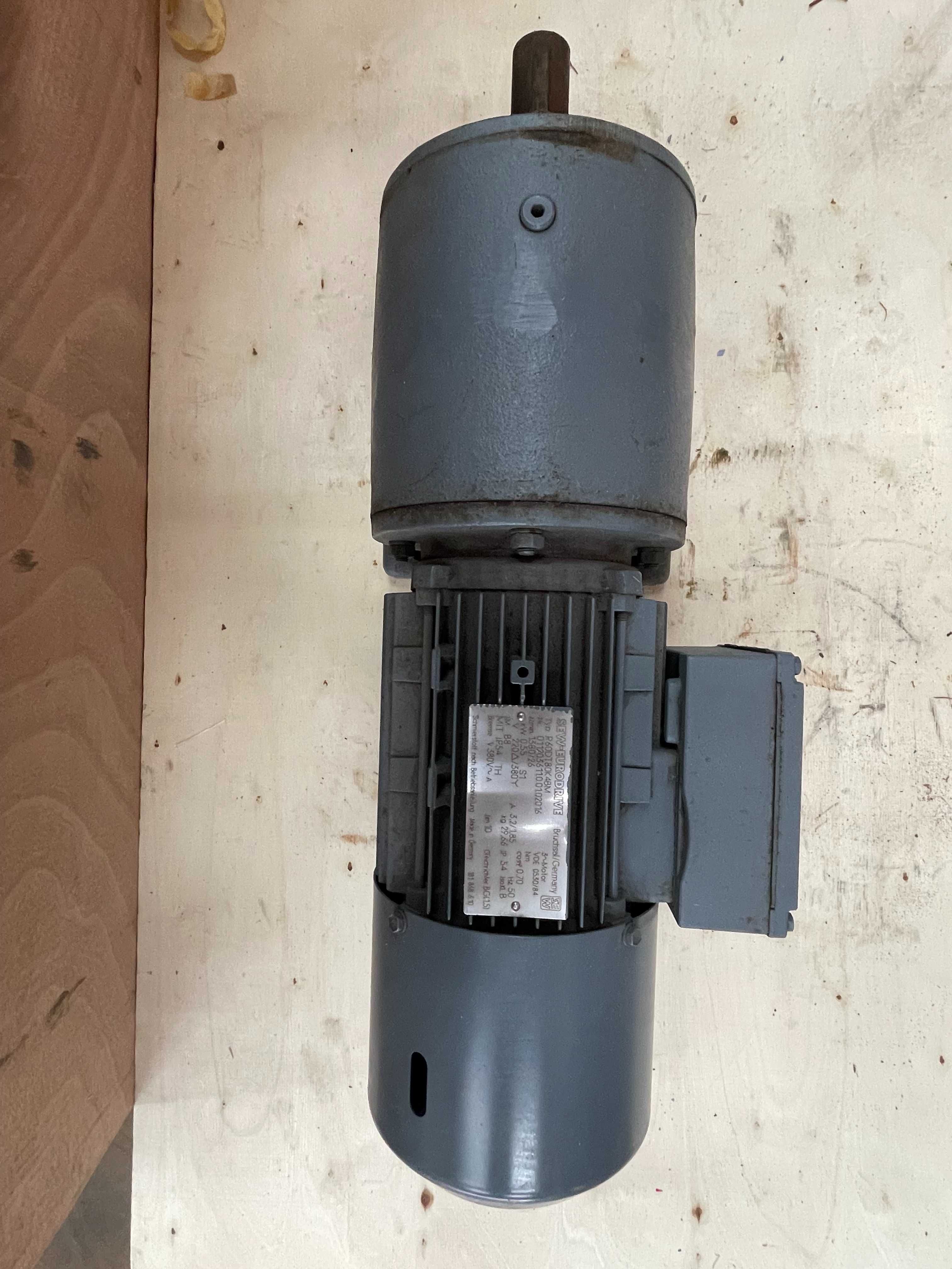 Трифазен асинхронен двигател SEW-EURODRIVE R60DT80K4BM