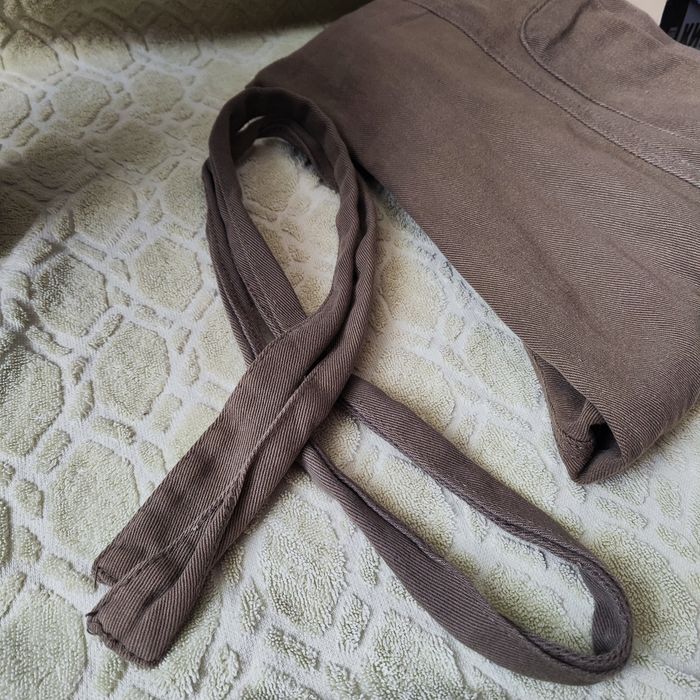 джинсы цвета хакки