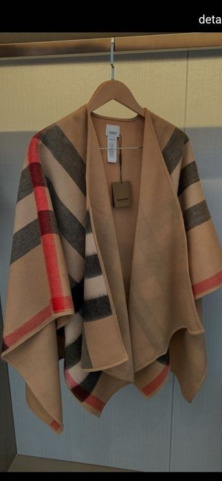 Poncho Burberry model 2026-iarnă