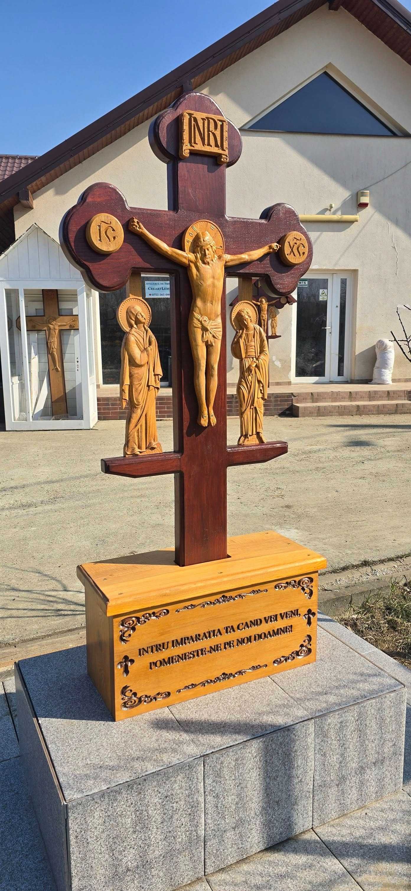 TROIȚE si cruci din lemn,  sculptate