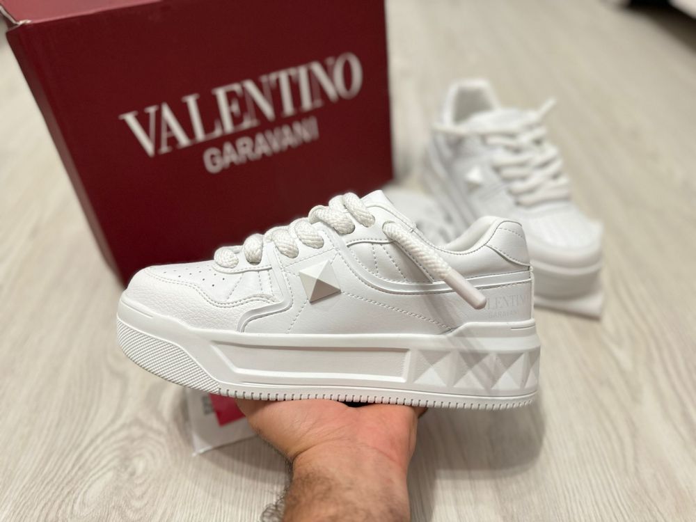 Valentino Garavani full white produs premium