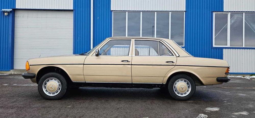 Mercedes - Daimler Benz W123 - 240D