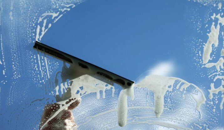 Почистване на стъкла и витрини