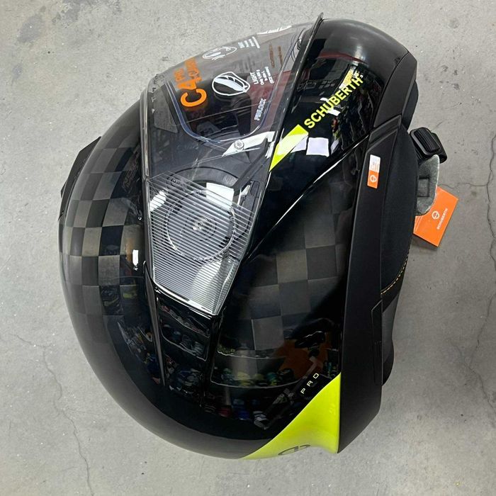 РАЗПРОДАЖБА Мото каска SCHUBERTH C4 PRO Carbon Neon Yellow - Код:29721