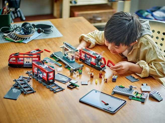 LEGO City 60423 Statie si tramvai in centrul orasului, 811 piese