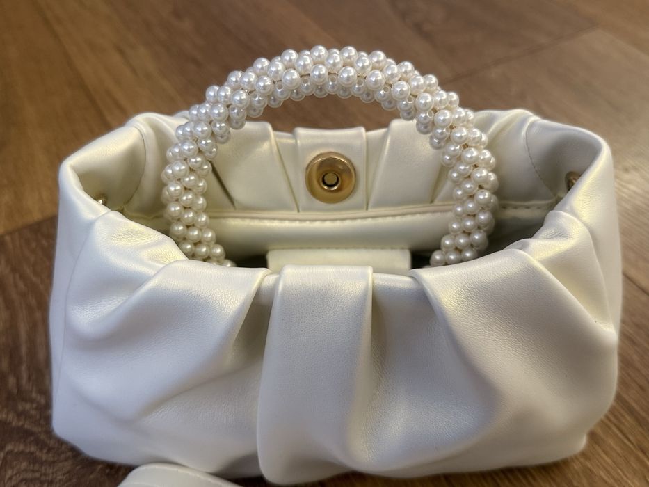 Бяла малка дамска чанта