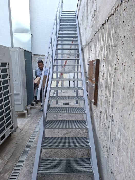 Confectionam scarii metalice zincate exterioare și pentru incendii , p