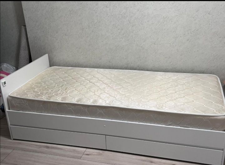 кровать с матрасом