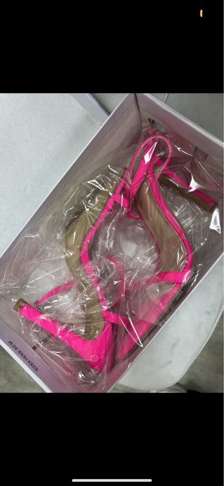 Неоново розови токчета