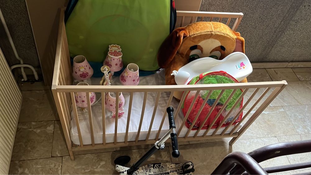 Отдам даром кроватку, пуфик, люстру