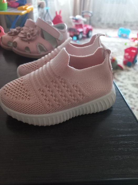 Продам разную обувь на  девочку