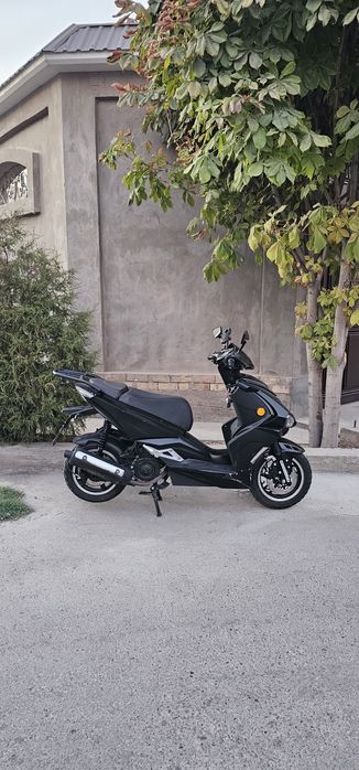 Skuter Kavasaki Italy R2 sotiladi xolati zor