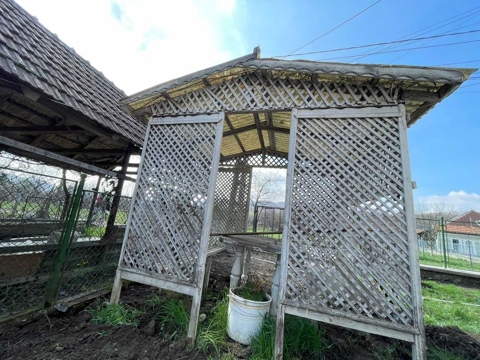 Foișor ciupercă necesită vopsire.Dimensiune 2,50m/2,50m