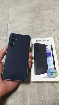 Samsung galaxy A55 yengi 3 kunli telefon yonida salafani bilan turipti