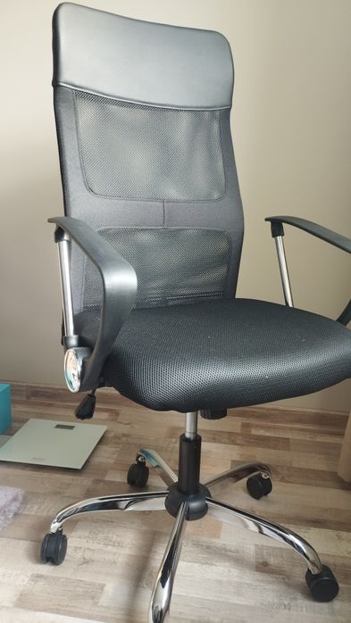 Нов офис стол с няколко функции