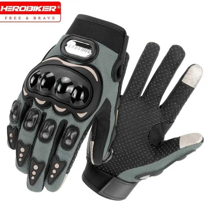 Атрактивни каска и ръкавици за мотокрос, крос