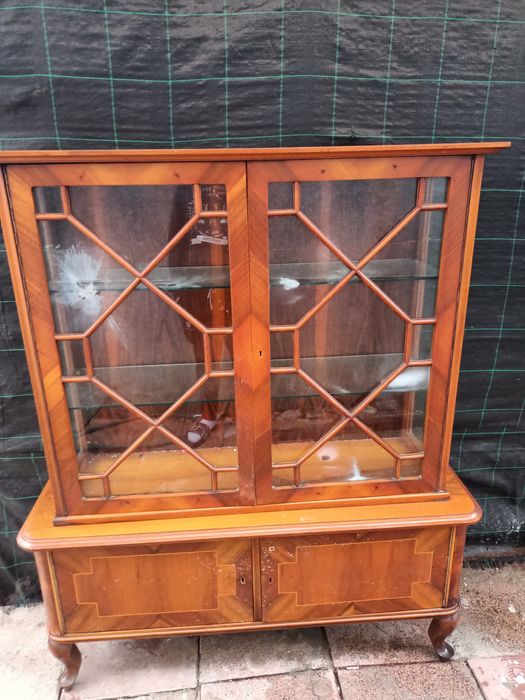 Vând vitrina din cireș în stare foarte buna fabricata in Romania
