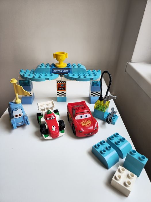 Lego® DUPLO® Disney - Cursa pentru Cupa Piston (10857)