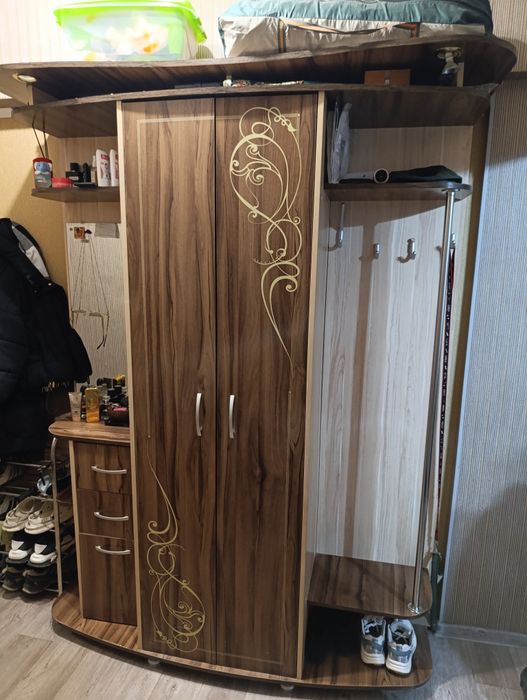 Продам прихожую со шкафом