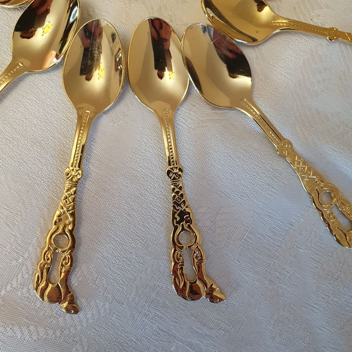 Set lingurite placate cu aur