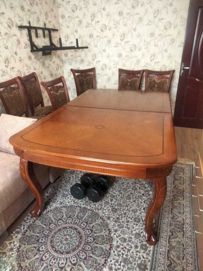 Стол и стулья из дерева