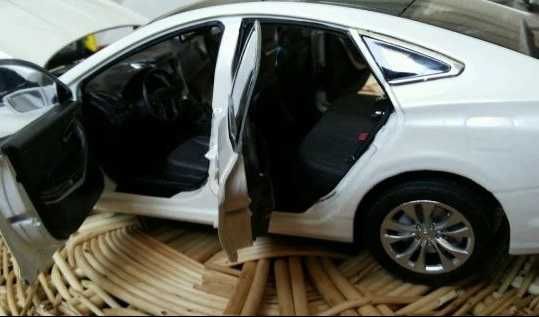 модель 1:18 HUNDAI AZERA