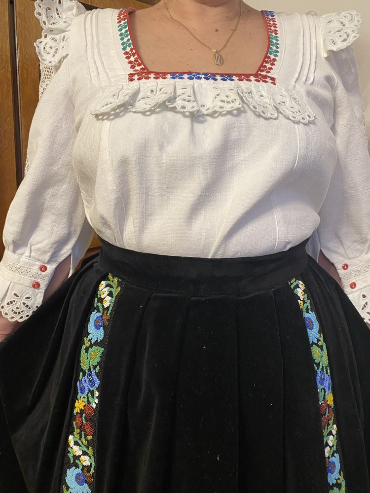 Costum popular cu zadie cu margele