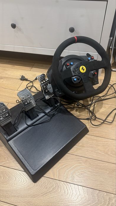 Гоночный руль к приставке Playstation из коллекции Ferrari.