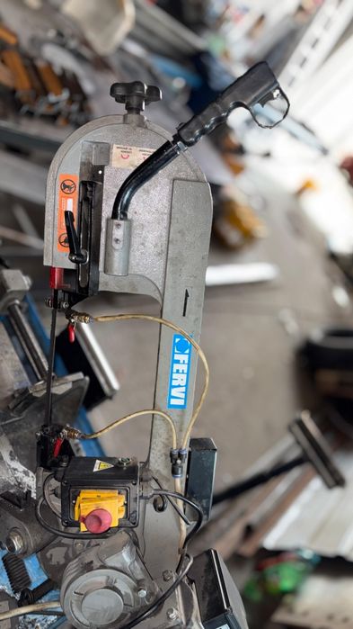 Fierăstrău cu bandă pentru metal