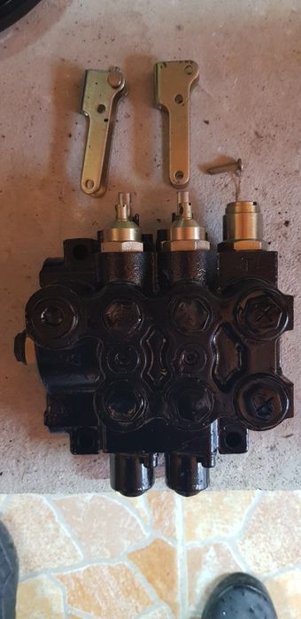 Distribuitoare hidraulice cu 1,2,3,4,5 comenzi, dublu sens