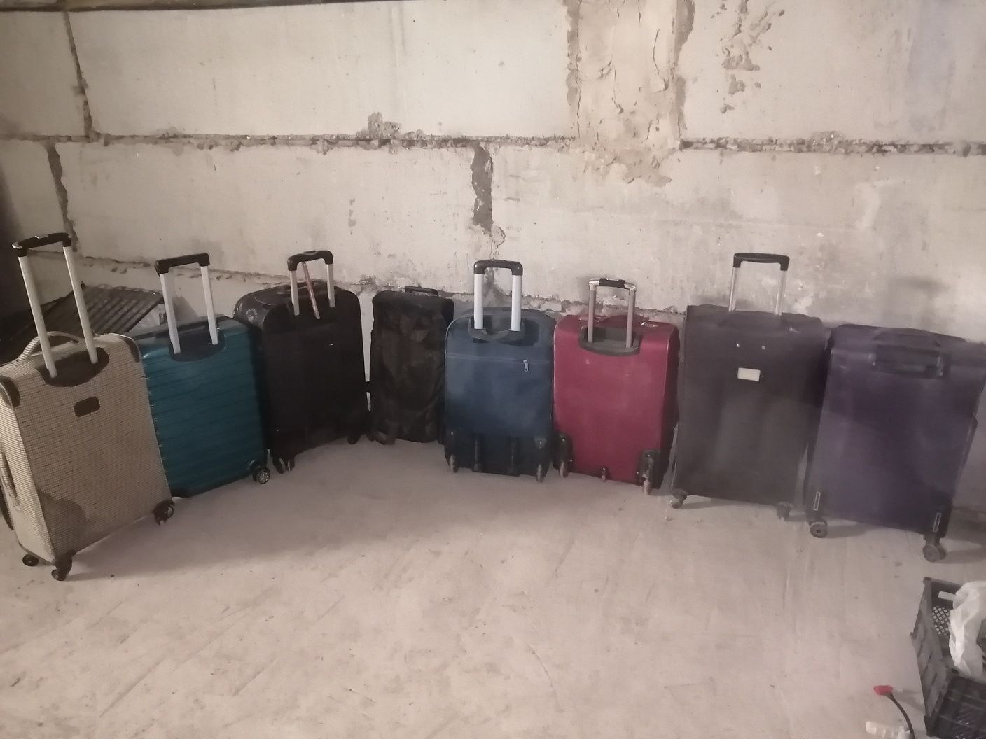 Продам чемоданы б/у.