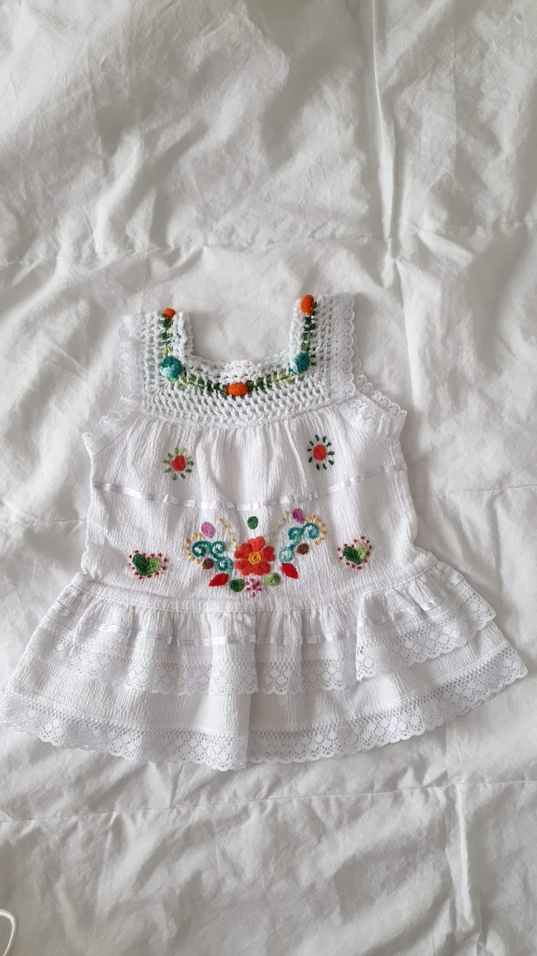 Rochita bebe brodata manual