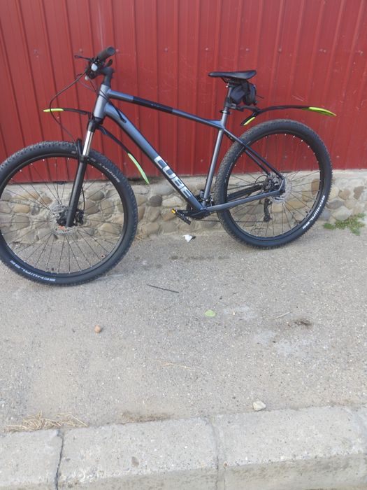 Vând bicicleta cube în stare bună are roți de 29 și frane pe ulei