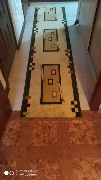 Ковровая дорожка коричневого цвета