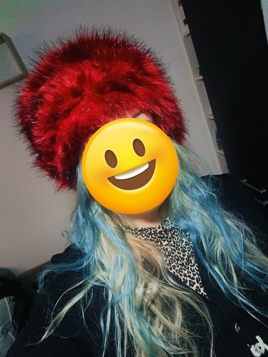 Căciulă imitație blana foarte pufoasa Roșu ș umbre de negru Superbă i