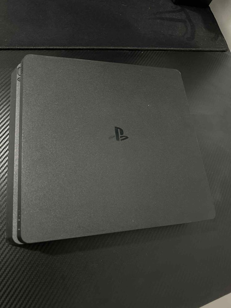 Playstation 4 slim 1 терабайт със два джойстика