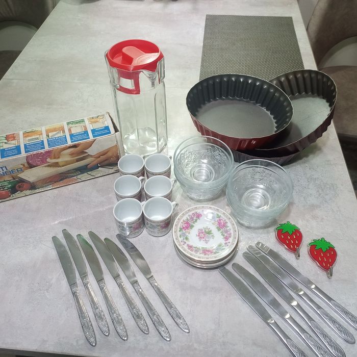 Продам разную посуду,формы для выпекания,ножи, набор терок