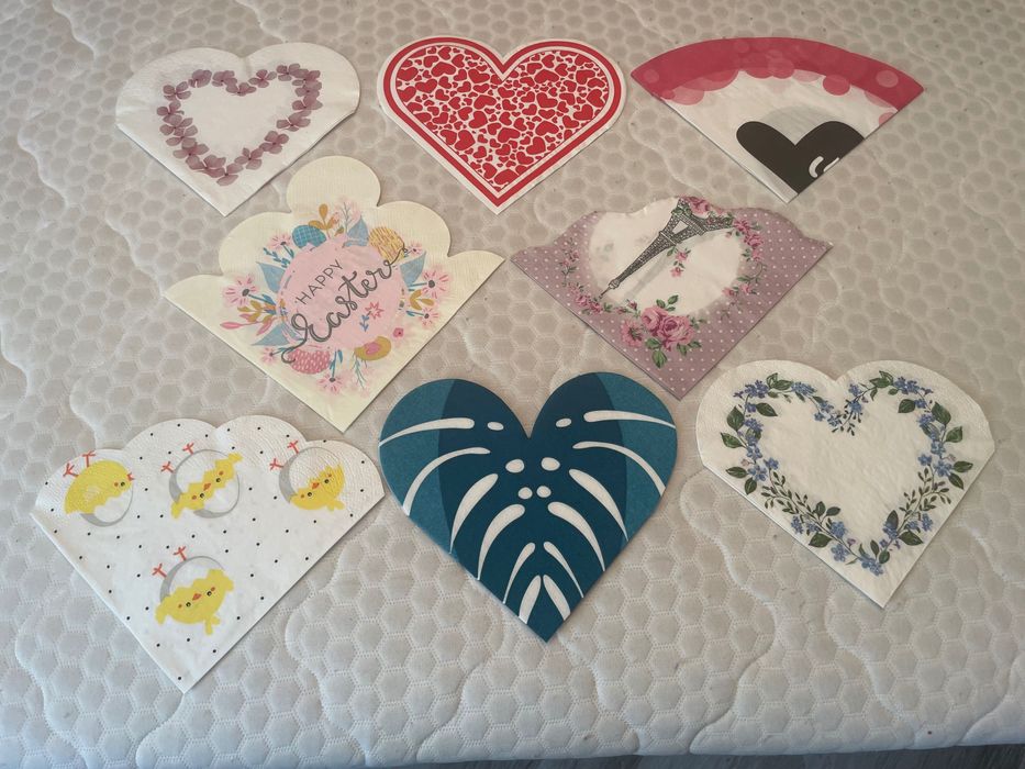 Колекция от 100 бр. кръгли и с различни форми салфетки.