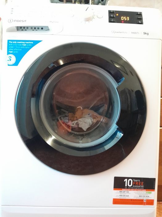 Vând mașină de spălat rufe Indesit