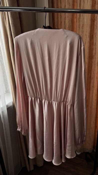 Сатенева рокля с пудра