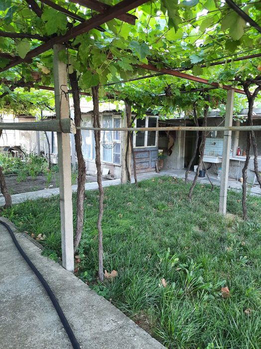 Продавам къща на 2 етажа с 2 гаража и доп. постройки