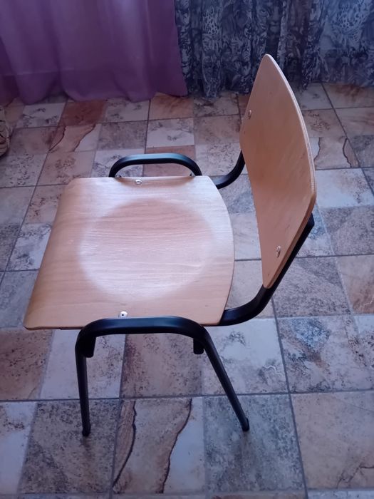 Scaun cu cadru metalic, sezut si spatar din lemn culore  fag