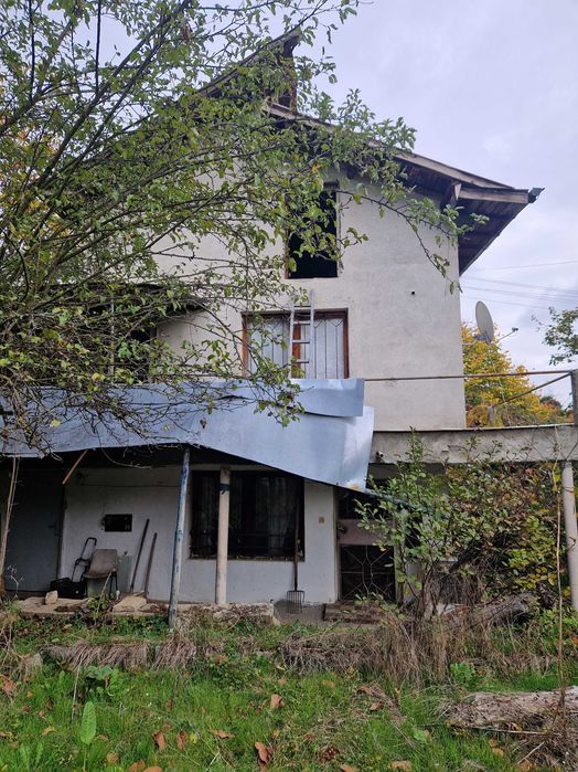 Двуетажна къща в с. Чехларе