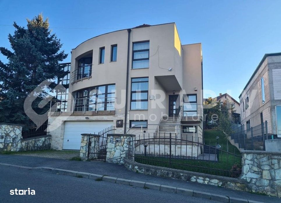 Casa cu 8 camere, in cartier Andrei Muresanu